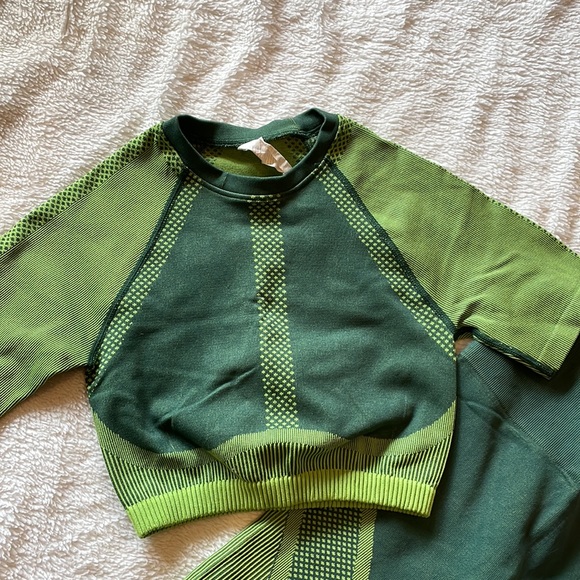 Fabletics light & dark green without set top & bottoms xs - Picture 2 of 4